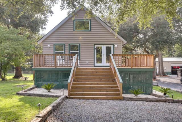 Multi-Level Bonneau Cabin Walk to Lake!