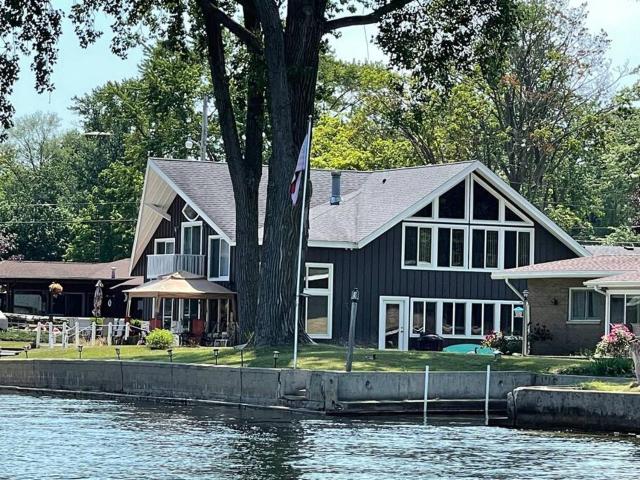 Unforgettable 4 bedroom 3 bath waterfront cabin