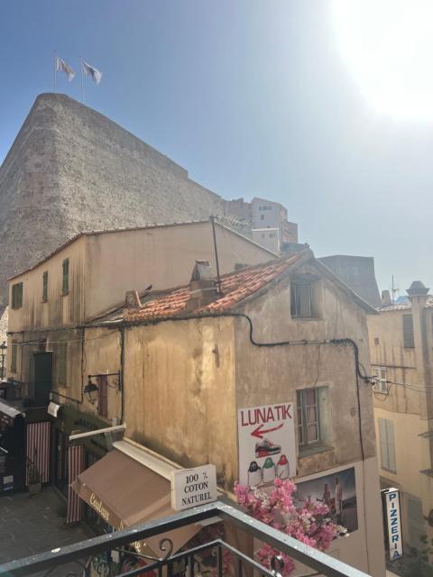 Loft centre ville Calvi terrasse vue citadelle