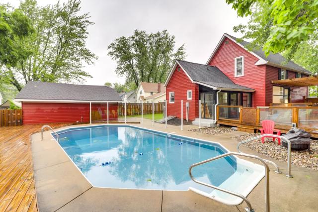 South Haven Oasis - Private Hot Tub, Pool and Grill!