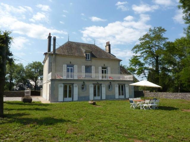 Maison de Caractère Rénovée à Mauriac: 12 pers, Jardin Clos, Cheminée, Proche Activités Nature - FR-1-742-120