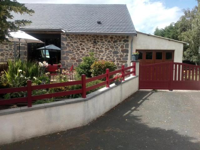 Gîte au calme avec terrasse, jardin, cheminée, proche de Salers et piste de ski - FR-1-742-41