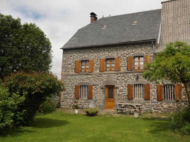 Maison de caractère rénovée avec jardin fermé, entre montagnes et gorges, proche Saint-Flour - FR-1-742-51