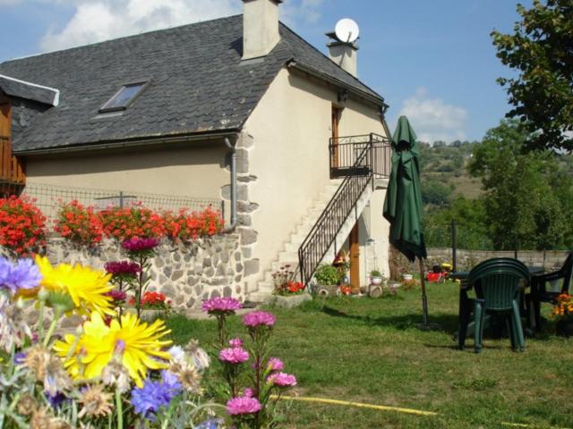 Gîte à la Ferme, Proche Murat - 3 Chambres, Jardin, Balcon, TV, Cuisine Équipée, Proche Activités - FR-1-742-118