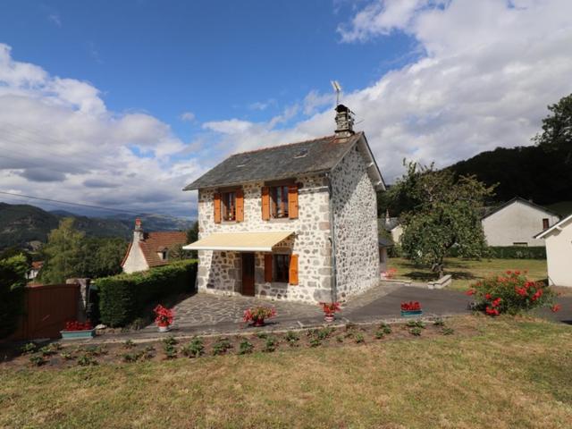 Maison de Caractère à Vic-sur-Cère, 4 pers, Jardin Clôturé, Animaux Acceptés, Draps Fournis, Toutes Charges Incluses - FR-1-742-354