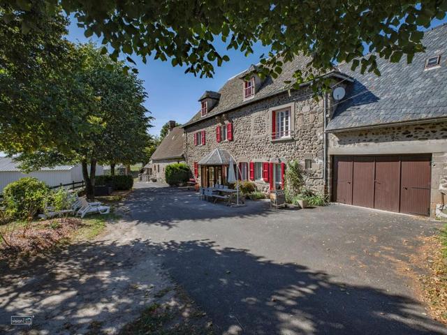 Maison de caractère avec sauna, terrain de 2000m², proche de Salers, idéale pour familles et nature - FR-1-742-466