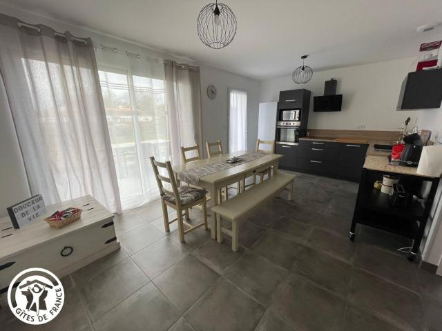 Maison PMR avec Jardin, 8 km de St-Gilles-Croix-de-Vie, 3 Chambres, Wifi et Vélos - FR-1-426-540