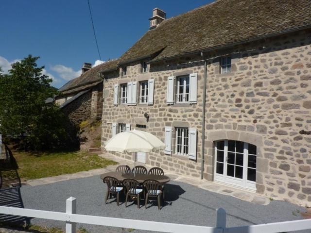 Maison de caractère rénovée, proche Super Lioran avec cheminée, jardin fermé et salle de jeux - FR-1-742-512