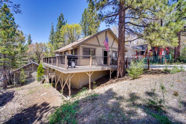 Rustic Cabin with Deck, 2 Mi to Bear Mountain!