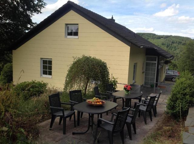 Großes, modernes Ferienhaus mit Terrasse