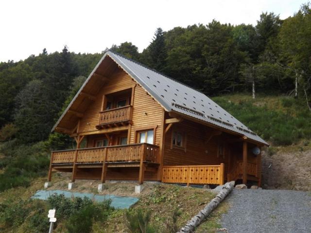 Chalet moderne avec terrasse près des pistes, 3 chambres, parking, animaux acceptés, au cœur de l'Auvergne - FR-1-742-259