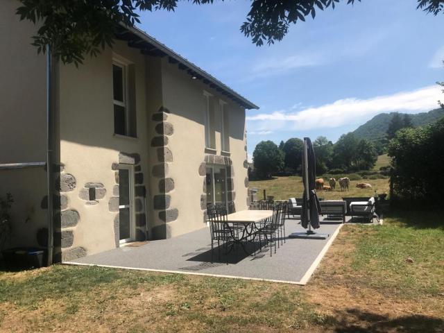 Maison de caractère avec piscine au calme, proche d'Aurillac, idéale pour vacances et activités en plein air - FR-1-742-299