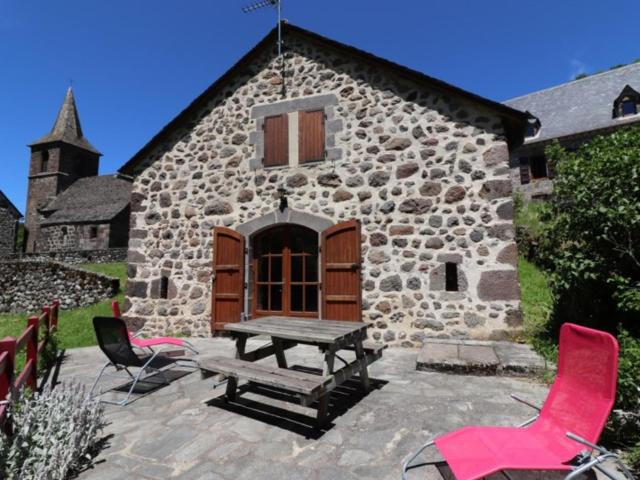 Gîte de charme rénové au cœur du Parc des Volcans d'Auvergne, proche de Salers, avec jardin et terrasse - FR-1-742-399