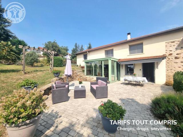 Gîte de charme avec terrasse, jardin et jeux - tout inclus, lits faits, linge fourni à Saint-Galmier - FR-1-496-300