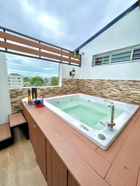 Luxury 5 Beds Penthouse - Private Hot Jacuzzi - 4 bedhrooms