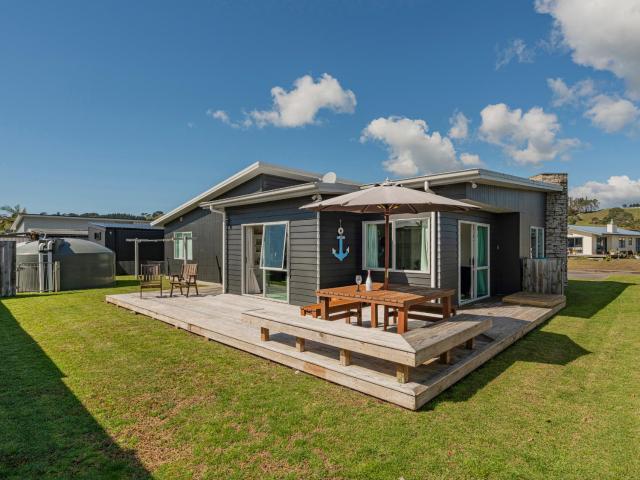 Hawk Hill Getaway - Cooks Beach Holiday Home