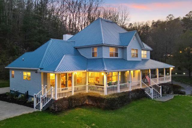 Spacious Murphy Home with Game Room and Fire Pit!