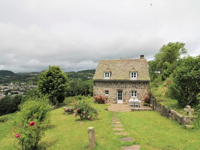 Charmante maison au cœur du Parc des Volcans d'Auvergne, idéale pour 4 pers avec cheminée et jardin - FR-1-742-371