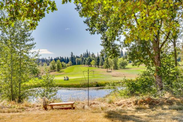 Chehalis Getaway with Golf Course View and Fire Pit!