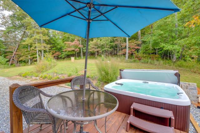 The Sunrise Cottage with Hot Tub, 3 Mi to Downtown