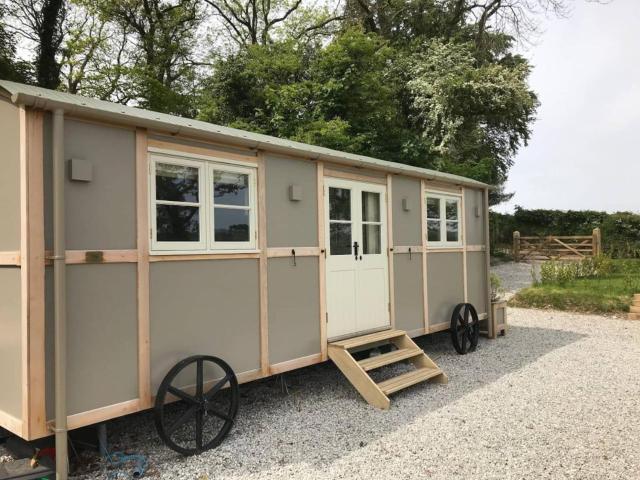 Stunning Shepherds Hut with Superb Views & Fire Pit near a Superb Gastro Pub