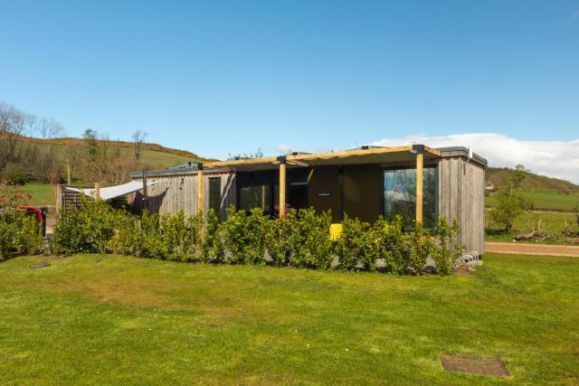 The Birdbox - Unique Hot Tub Cabin in Millport