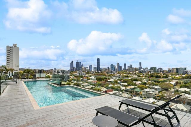 Sleek 1-Bed With Rooftop Pool & Amazing City Views