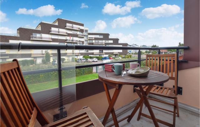 1 Bedroom Lovely Apartment In Courseulles-Sur-Mer