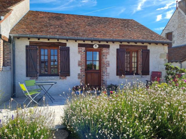 Roulotte confortable avec balcon en bois, climatisation et prêt de vélos, près du Château de Sully - FR-1-590-287