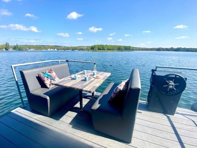 Luxury houseboat with beautiful views