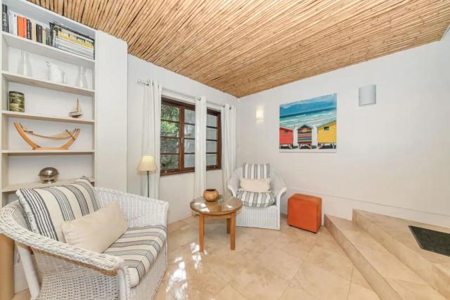 Tropical 1BD Hideaway near Queens Beach Fresnaye!