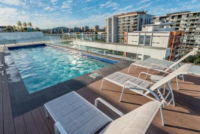 Stylish Apartment with Rooftop Pool