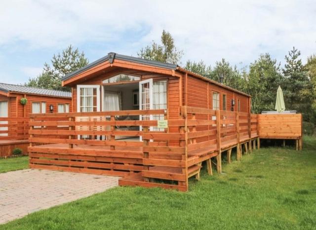 Angie's Haven, Superb 2 Bedroom Lodge with Hot Tub - Sleeps 6 - Felmoor Park