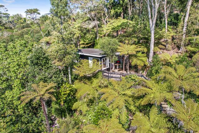 The Treehouse - Raglan Holiday Studio