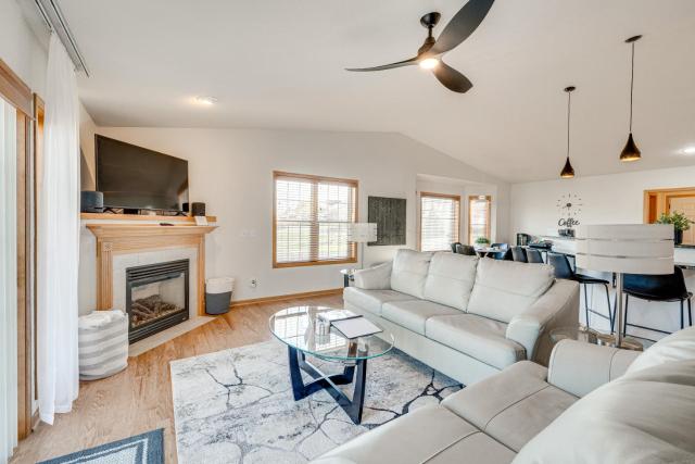 Luxury Prairie Retreat 5 Min from Madison!