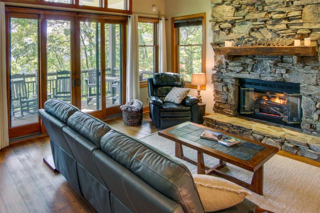 Burnsville Condo Screened Porch and Mountain Views!