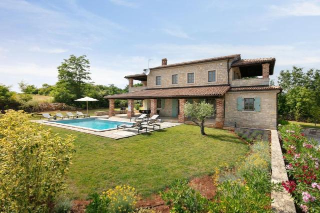 Family villa Calluna with pool and grill in Porec