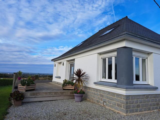 sleeps 4, 180° panoramic sea view, Cleder