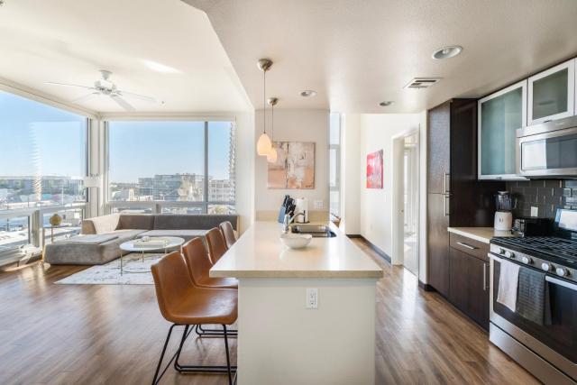 2BR WeHo Penthouse Topfloor d