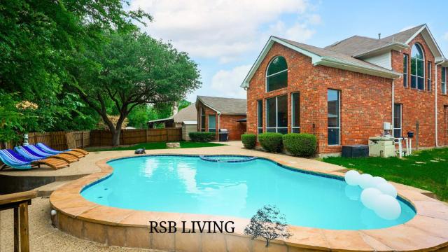 Captivating 6BR 3BA Holiday Home with Pool & Fire Pit