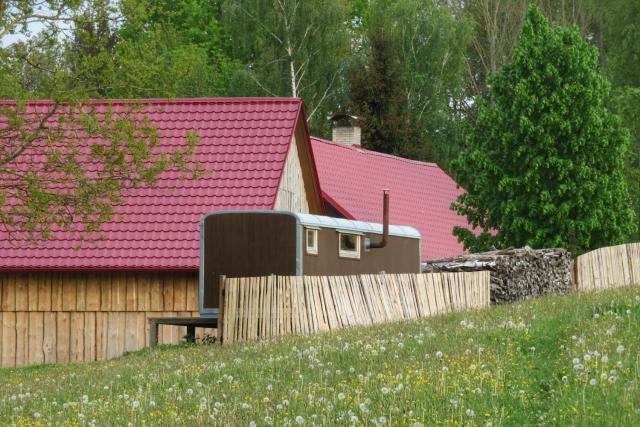 Maringotka na samotě na kozí farmě