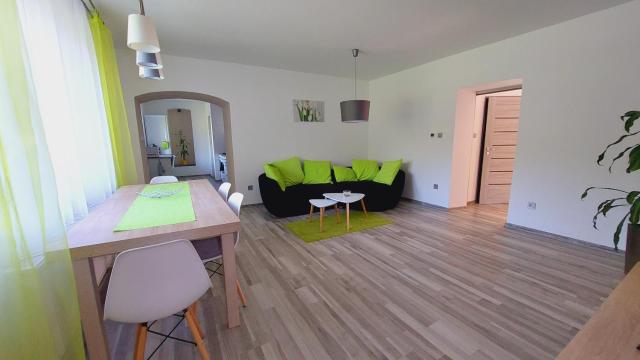 Moderní klidný apartmán v přírodě, s parkováním.