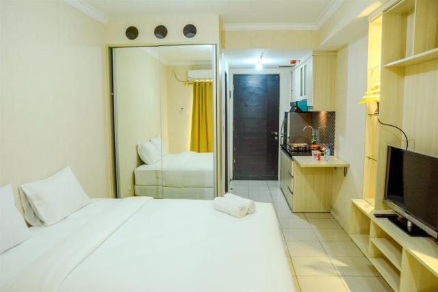 Modern Studio Room at Grand Serpong Apartment By Travelio