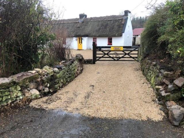 Sweet Meadow A delightful romantic thatched cottage by river Shannon on 4 acres is for peace party family or work from home