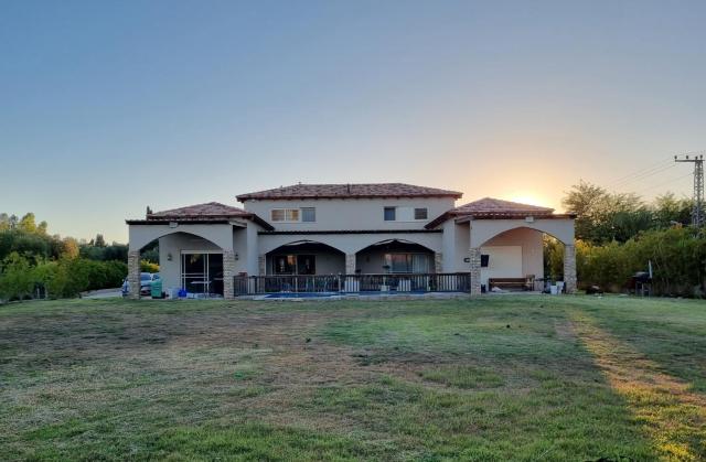 Villa with a pool in a beautiful garden