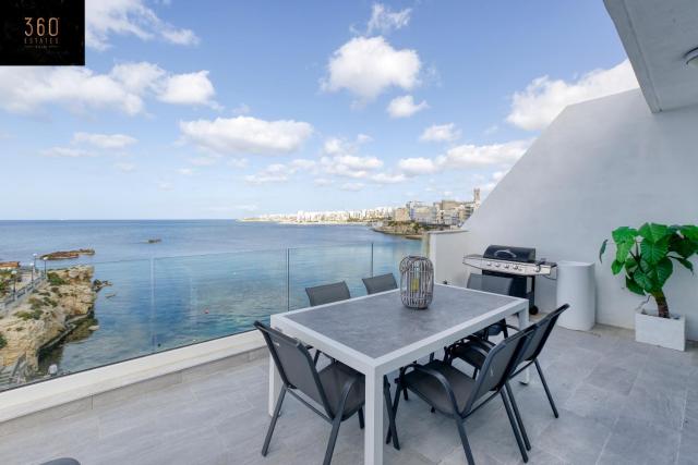 Seafront property with beautiful views & outdoor by 360 Estates