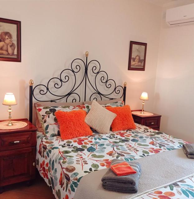 "Joseph 2" Stylish flat with open views, just 4km from the airport or beach