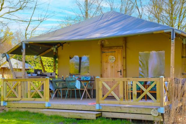 Glamping Safarilodge 'Grutte Fiif' met airco, extra keuken op veranda en privé achtertuin