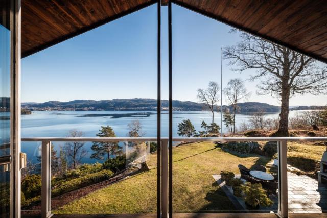 Villa Arboretet - Seaside villa with private pool & infrared sauna in the heart of Arboretet, Bergen