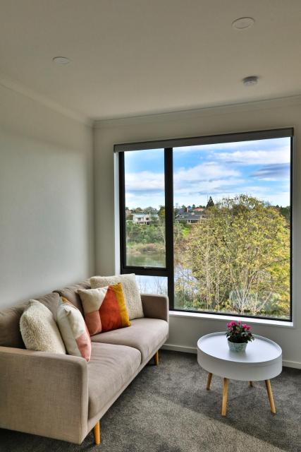 Amazing the Waikato River-View Brand New Villa with 4 bedrooms